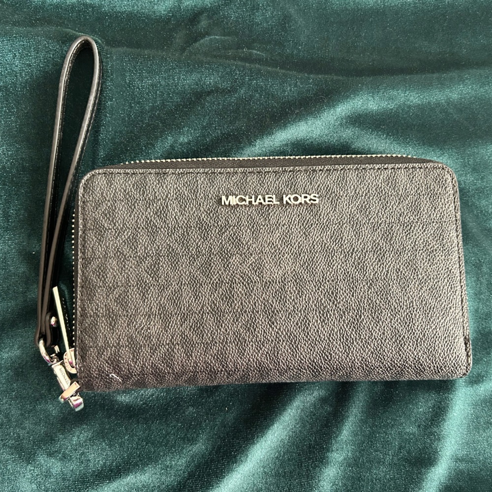 Signature Logo Jet set Large Flat multifunction Wristlet